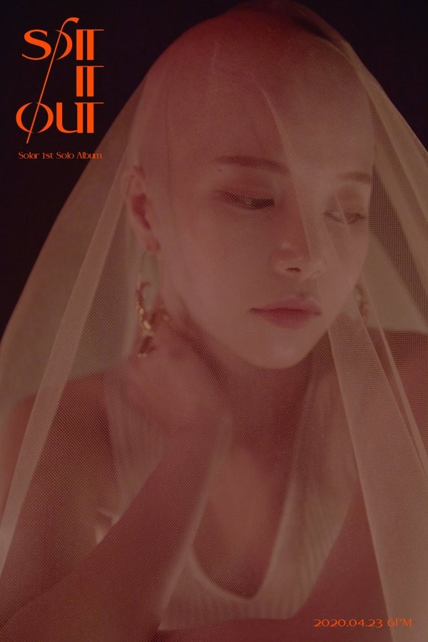 Hết cạo trọc đầu lại mặc váy nhựa trong suốt, Solar (Mamamoo) khiến khán giả ngán ngẩm ảnh 2