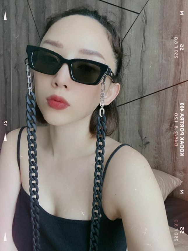 Tóc Tiên, Diệu Nhi tự tin khoe dáng với kính do Jennie (Black Pink) thiết kế ảnh 5