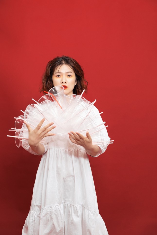 Oanh Kiều gây bất ngờ khi giãi bày tâm sự hộ những chiếc túi nhựa “vô tội“ ảnh 3