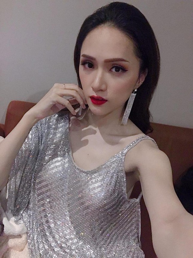 Hương Giang khoe ngực nở eo thon nhưng khán giả lại chú ý đến cánh tay gầy guộc ảnh 11