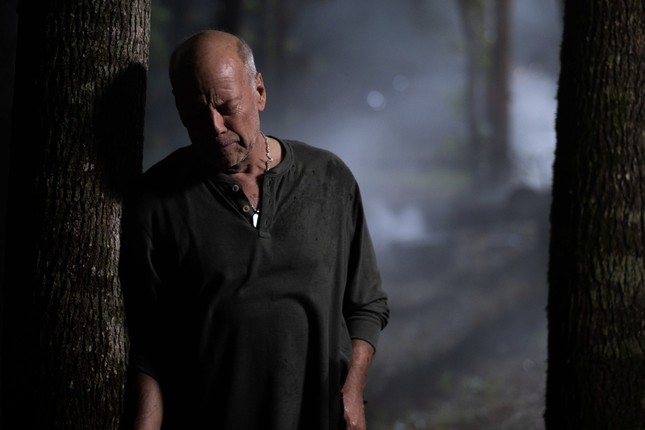 “Già gân” Bruce Willis tiếp tục làm người hùng bảo vệ gia đình trong “Đêm sống còn” ảnh 1