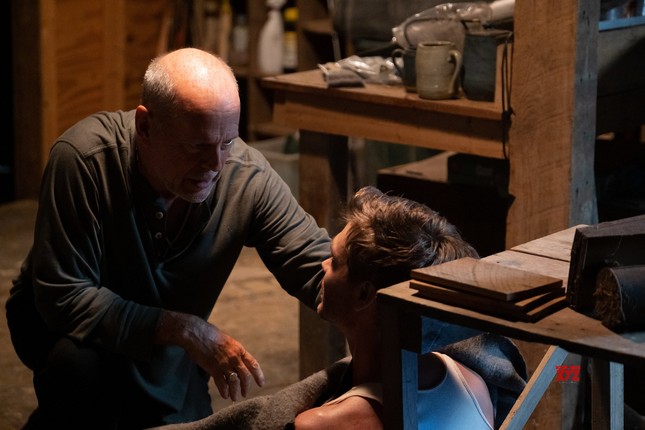 “Già gân” Bruce Willis tiếp tục làm người hùng bảo vệ gia đình trong “Đêm sống còn” ảnh 2