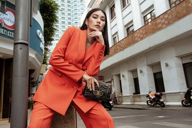 Đỗ Mỹ Linh, Tiểu Vy, Châu Bùi, Tú Hảo đua nhau khoe dáng với “It Bag” ảnh 9