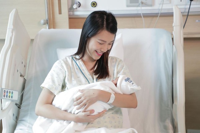 Hoàng Oanh tiết lộ về hành trình vượt cạn một mình, chồng Tây chỉ có thể cổ vũ từ xa ảnh 8