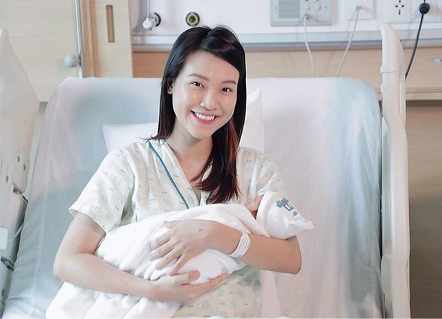 Hoàng Oanh tiết lộ về hành trình vượt cạn một mình, chồng Tây chỉ có thể cổ vũ từ xa ảnh 7