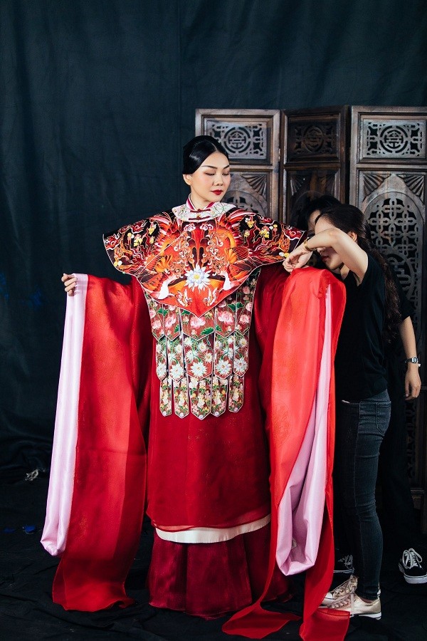 Những con số gây “choáng” về bộ phượng bào mà Thanh Hằng mặc trong phim mới ảnh 9