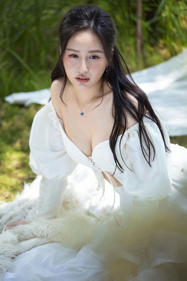 Đỏ mặt với những bộ đầm cổ sâu khoét rộng khoe ngực hết cỡ của Mai Phương Thúy ảnh 9