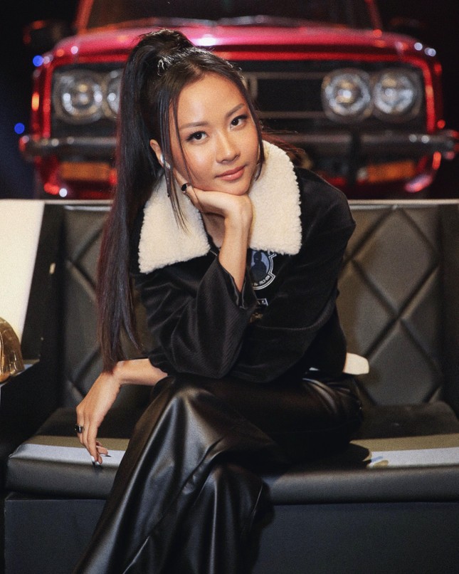 Cuối cùng thì Suboi đã chịu mặc đồ ôm sát khoe vẻ gợi cảm trong “Rap Việt” ảnh 5