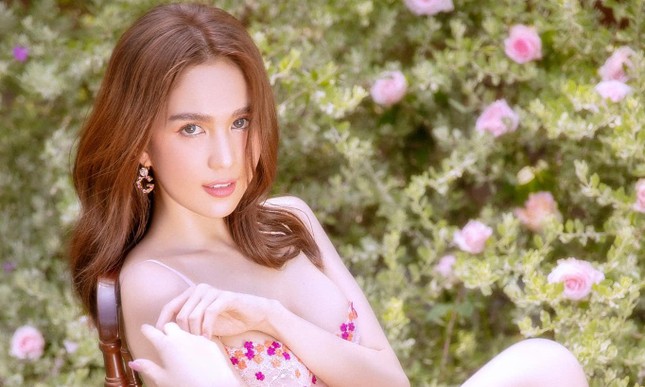 Khán giả bất ngờ khi “nữ hoàng nội y” Ngọc Trinh lộ ảnh nhạy cảm phô bày cả vòng 1 ảnh 6