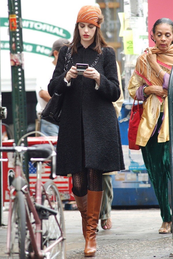 Đóng phim nào cũng tạo xu hướng thời trang, Anne Hathaway quả đúng là “nữ hoàng mặc đẹp” ảnh 5