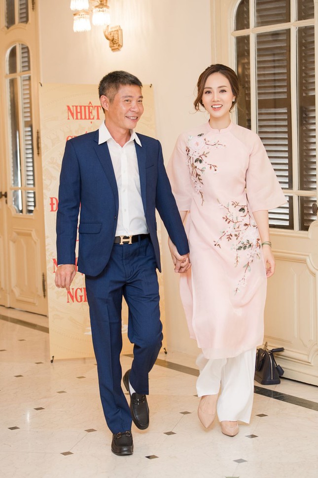 Nghệ sĩ Công Lý hài hước, bạn gái kém 15 tuổi cực xinh đẹp trong bộ ảnh cưới ảnh 2