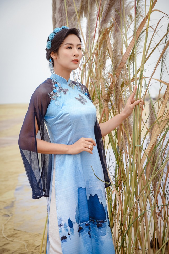 Thiết kế áo dài từ lâu nhưng mãi bây giờ, Ngọc Hân mới mời được người đặc biệt này tới xem ảnh 7