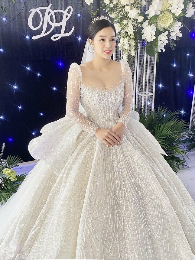 Không chỉ chi mạnh tiền, cầu thủ Bùi Tiến Dũng còn lên ý tưởng thiết kế váy cưới tặng vợ ảnh 4