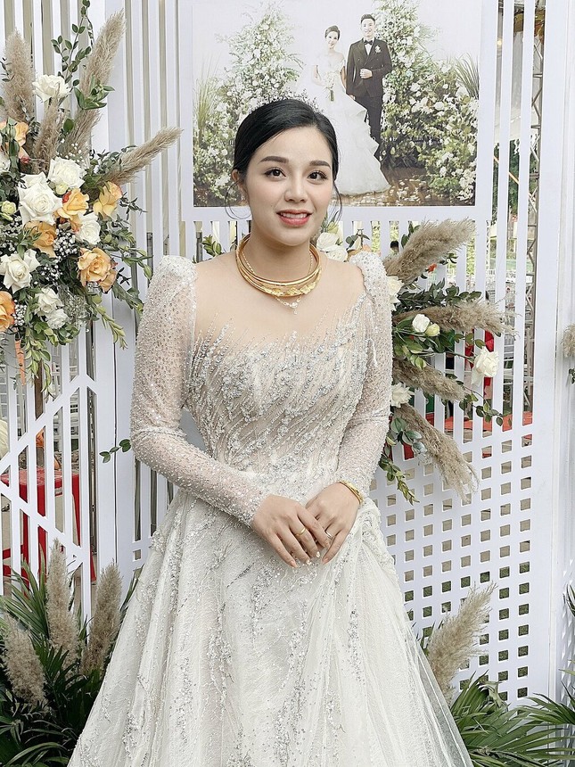 Không chỉ chi mạnh tiền, cầu thủ Bùi Tiến Dũng còn lên ý tưởng thiết kế váy cưới tặng vợ ảnh 6