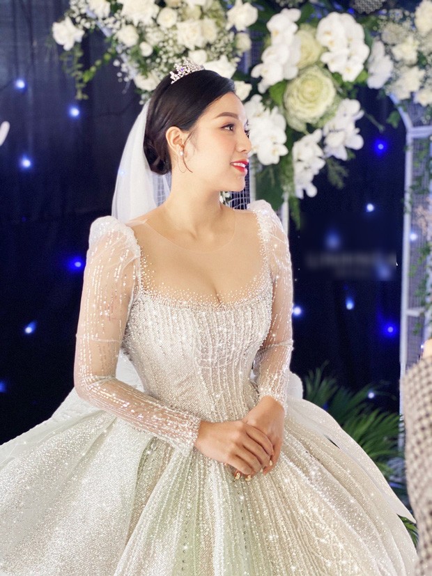 Không chỉ chi mạnh tiền, cầu thủ Bùi Tiến Dũng còn lên ý tưởng thiết kế váy cưới tặng vợ ảnh 5