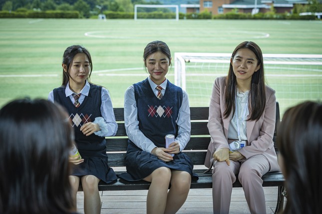 Hàng loạt sao K-pop chịu cảnh bị ám ảnh trong lớp học kinh hoàng của “Nam sinh số 11” ảnh 7