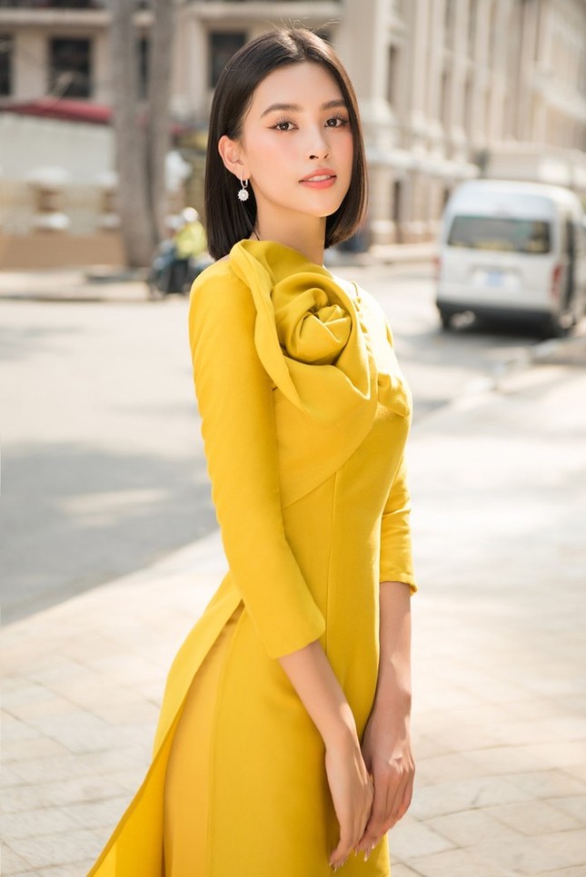 Hoa hậu Đỗ Mỹ Linh chuyển nghề thiết kế áo dài: Người đâu đã đẹp lại còn tài năng ảnh 11
