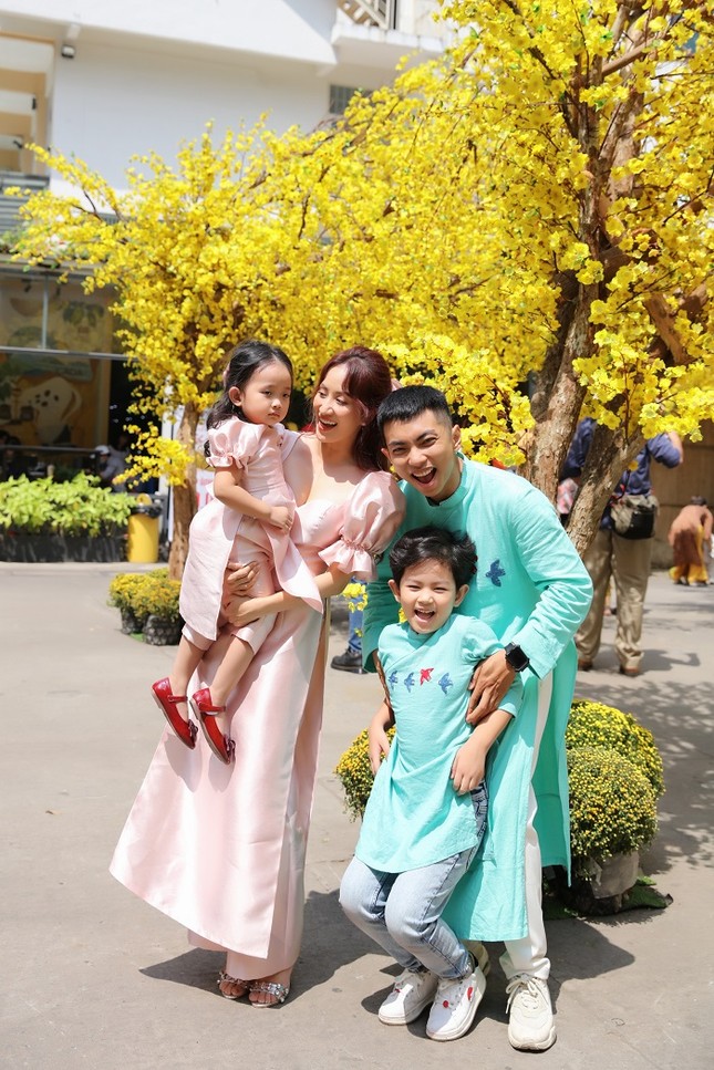 Vợ chồng Khánh Thi dạy hai con gói bánh chưng để tận hưởng không khí Tết cổ truyền ảnh 8