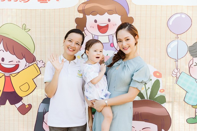 Lan Phương xúc động khi cùng con gái đến thăm làng trẻ SOS ảnh 2