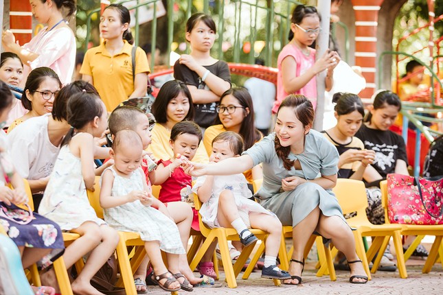 Lan Phương xúc động khi cùng con gái đến thăm làng trẻ SOS ảnh 5