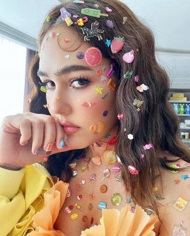 “Chất” như Chompoo Araya làm gì cũng tạo trend, dán đầy sticker lên mặt cũng “gây bão“ ảnh 2
