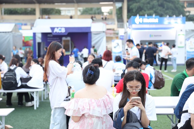 Bạn trẻ hào hứng quét QR, nhận quà tại Sóng Festival ảnh 9