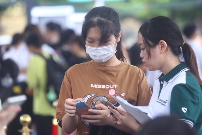 Bạn trẻ hào hứng quét QR, nhận quà tại Sóng Festival ảnh 6