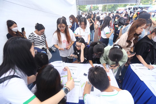 Bạn trẻ hào hứng quét QR, nhận quà tại Sóng Festival ảnh 4