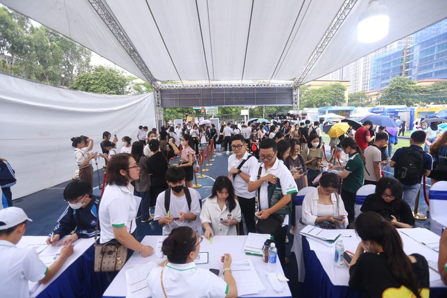Bạn trẻ hào hứng quét QR, nhận quà tại Sóng Festival ảnh 2