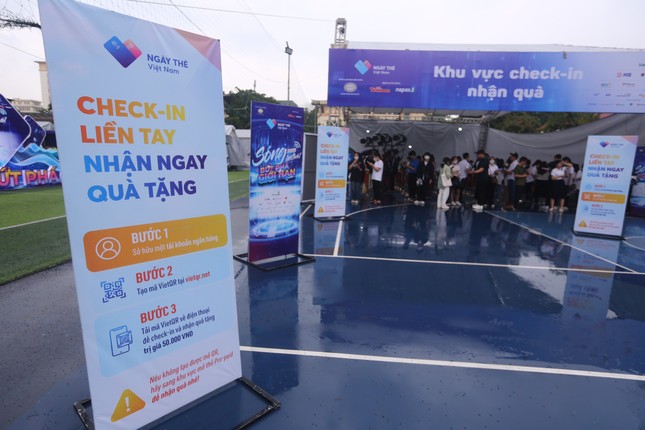 Bạn trẻ hào hứng quét QR, nhận quà tại Sóng Festival ảnh 1