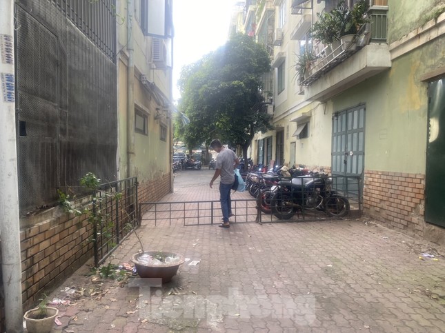 Loạt bãi xe ‘lậu’ ngang nhiên mọc ở giữa các khu dân cư ảnh 4