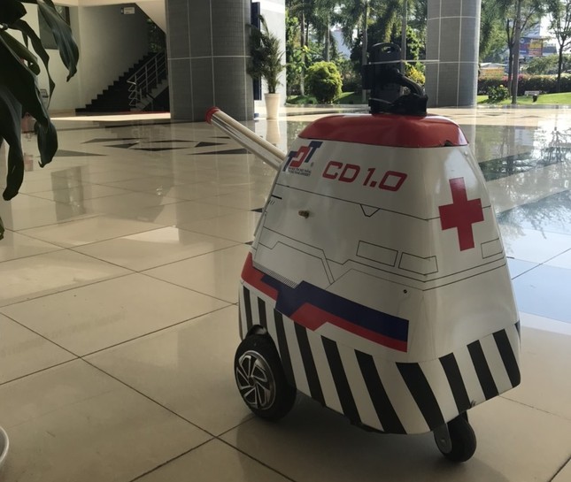 Trường ĐH Tôn Đức Thắng chế tạo rotbot khử khuẩn để chống dịch COVID-19 ảnh 2