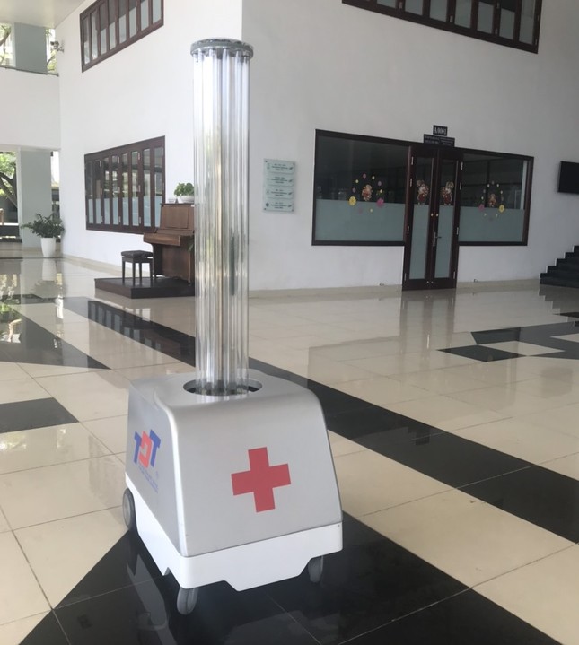 Trường ĐH Tôn Đức Thắng chế tạo rotbot khử khuẩn để chống dịch COVID-19 ảnh 3