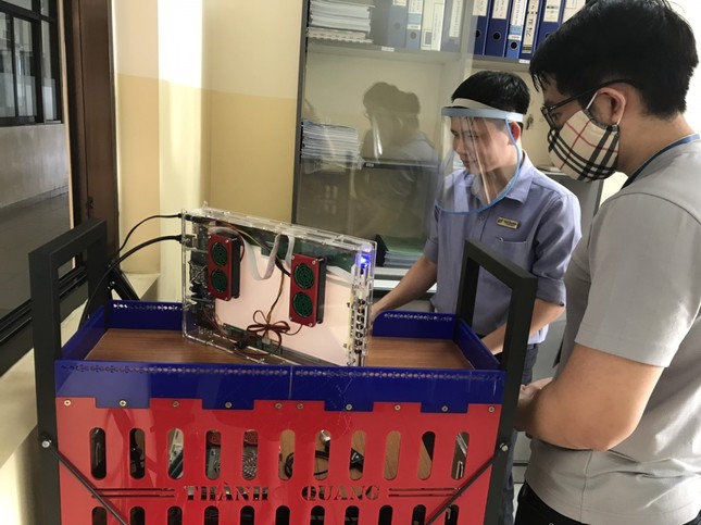 Trường ĐH Tôn Đức Thắng chế tạo rotbot khử khuẩn để chống dịch COVID-19 ảnh 1