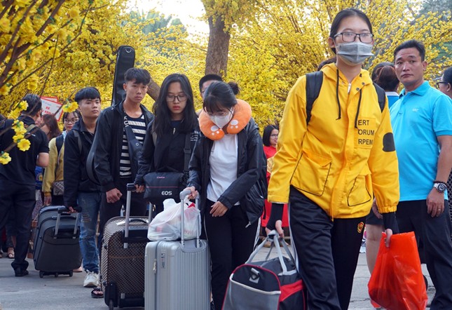 Thêm nhiều trường đại học tặng vé xe về Tết cho sinh viên ảnh 1