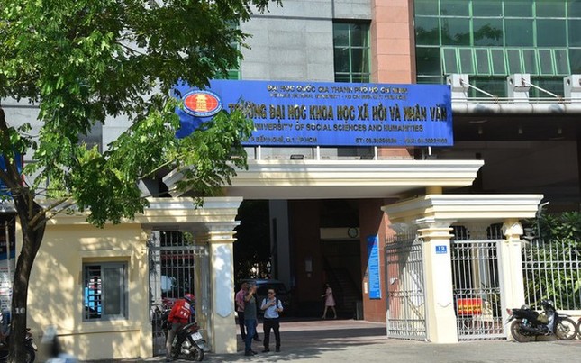 ĐHQG TP. HCM lập tổ xác minh vụ 11 giảng viên nghỉ việc ảnh 1