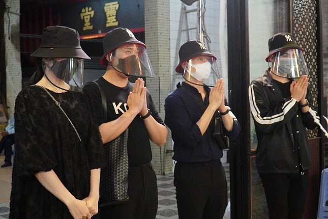 Trấn Thành, Trúc Nhân cùng nhiều sao Việt viếng Mai Phương trong đêm khuya ảnh 1