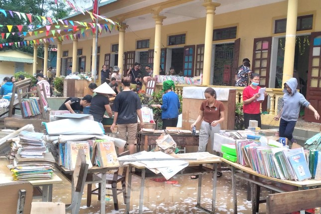 Một tuần sau mưa lũ, hàng trăm học sinh vẫn chưa thể tới trường ảnh 2