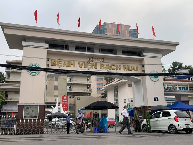 Hà Nội rà soát được gần 1.600 người từng đến bệnh viện Bạch Mai ảnh 1