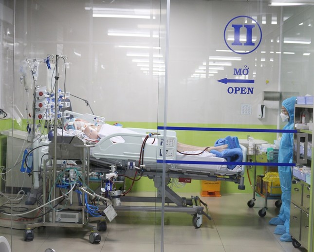 Diễn biến mới nhất về bệnh nhân COVID-19 là phi công người Anh ảnh 1