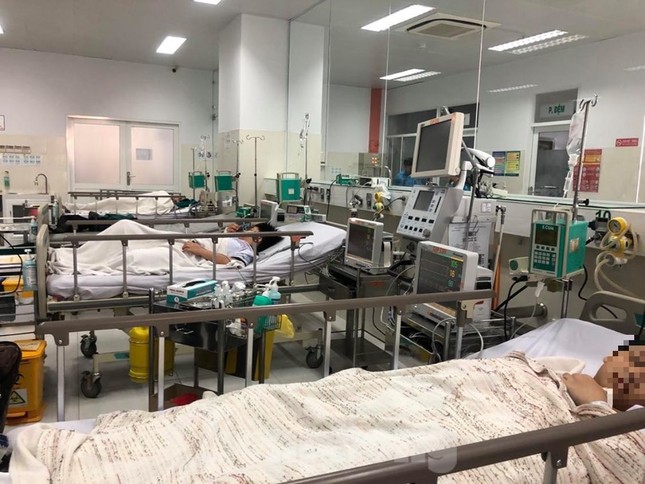 Sức khỏe 2 học sinh bị thương nặng nhất vụ cây đổ trong trường hiện thế nào? ảnh 1