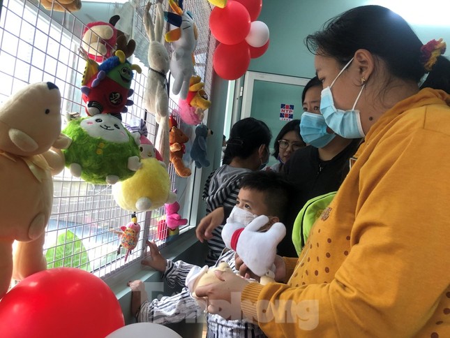 Bệnh nhân nghèo ấm lòng với gian hàng 'chia sẻ yêu thương' ảnh 2