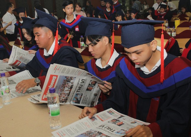 Trân quý các bạn sinh viên không đầu hàng nghịch cảnh ảnh 3