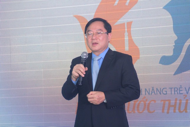 Trân quý các bạn sinh viên không đầu hàng nghịch cảnh ảnh 1