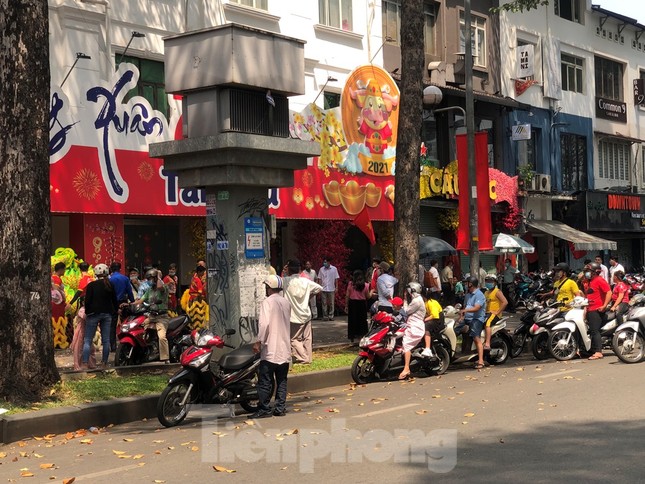 Sài Gòn nhộn nhịp trưa Mùng 1 Tết, dân đeo khẩu trang kín mít đi lễ chùa đầu năm ảnh 13