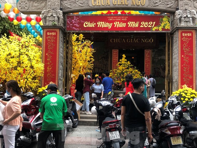 Sài Gòn nhộn nhịp trưa Mùng 1 Tết, dân đeo khẩu trang kín mít đi lễ chùa đầu năm ảnh 14