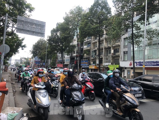 Sài Gòn nhộn nhịp trưa Mùng 1 Tết, dân đeo khẩu trang kín mít đi lễ chùa đầu năm ảnh 2
