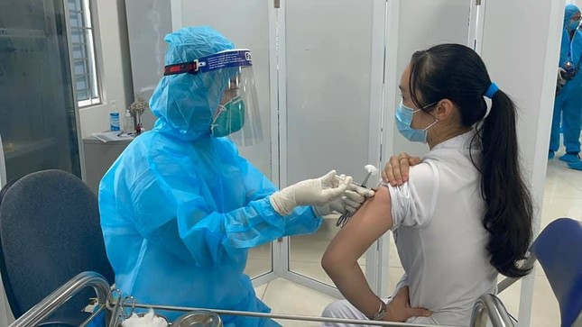 Sức khỏe các nhân viên y tế sốc phản vệ sau tiêm ngừa COVID-19 ra sao? ảnh 1