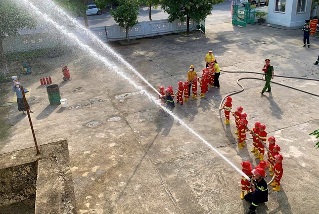 Người dân Đà Nẵng diễn tập chữa cháy cùng robot điều khiển từ xa ảnh 23
