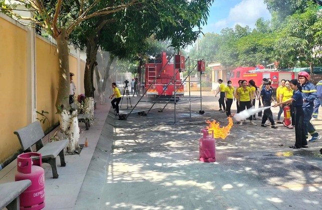 Người dân Đà Nẵng diễn tập chữa cháy cùng robot điều khiển từ xa ảnh 34